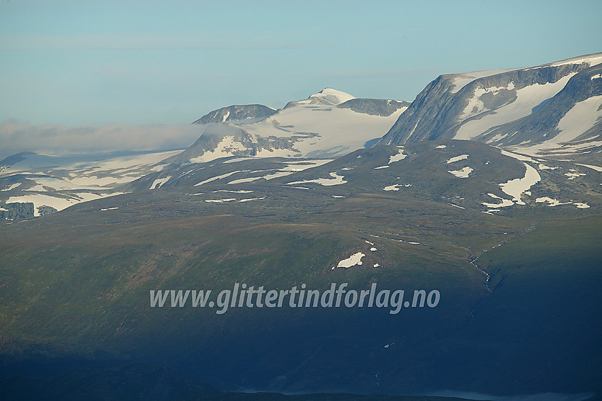 I bakkene opp mot Juvasshytta med utsikt gjennom telelinsa mot Hestbreapiggane, med Vestre Hestbreapiggen (2139 moh.) som den høyeste (med breen helt til toppen), Vesle (2051 moh.) foran til høyre og Vestraste (2078 moh.) bakenfor til venstre.