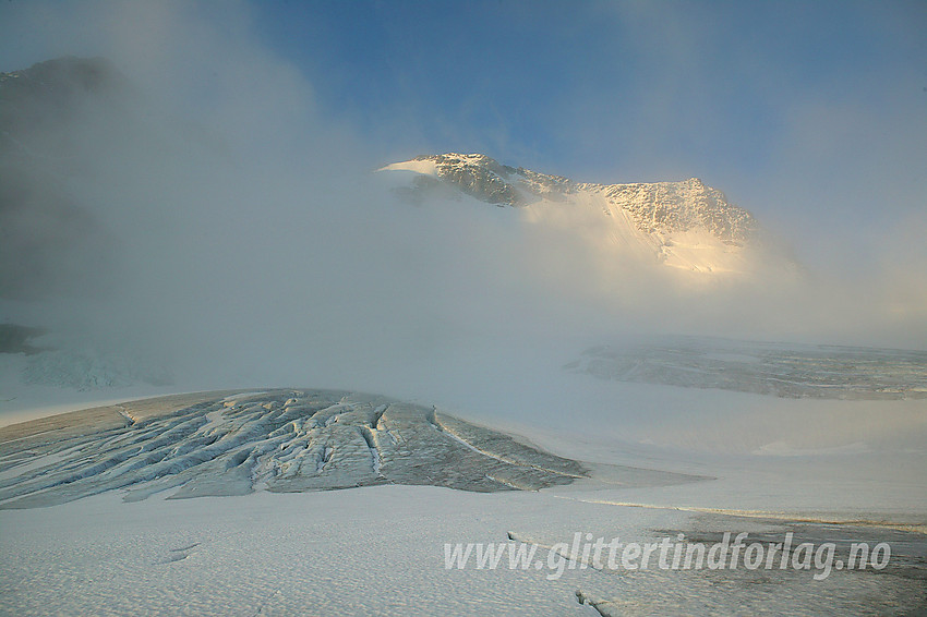 På Gjertvassbreen mot Styggedalstindane (2387 moh). Til venstre, delvis gjemt i skyer ses Gjertvasstinden (2351 moh).