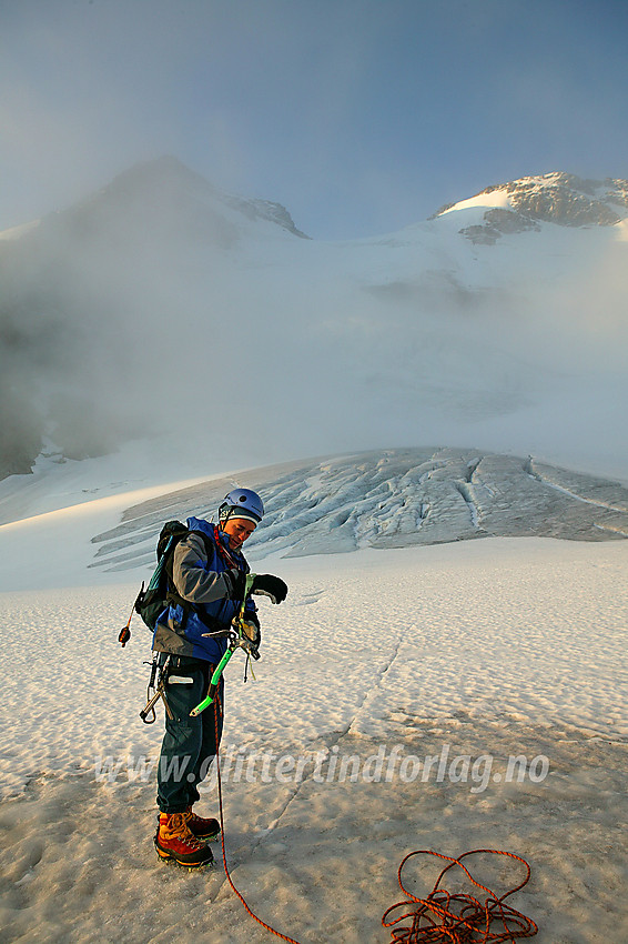 Brevandrer på Gjertvassbreen. I bakgrunnen Gjertvasstinden (2351 moh), Gjertvasskardet og Styggedalstinden (2387 moh).