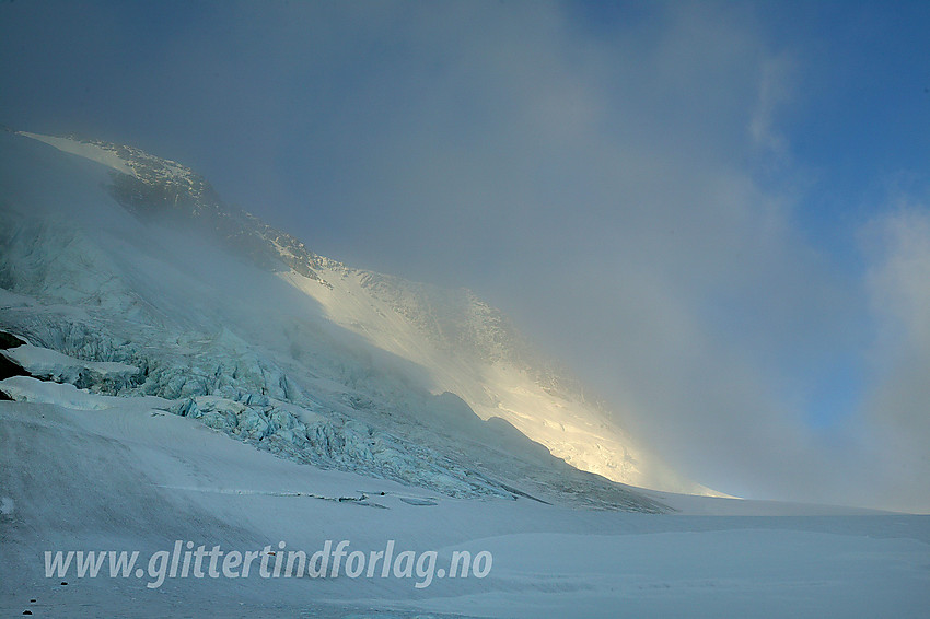 Stemningsfull morgen på Gjertvassbreen med Styggedalstindane (2387 moh) i bakgrunnen.