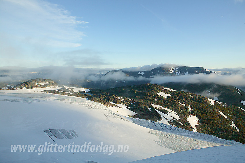 På Gjertvassbreen med utsikt nordover i retning Fannaråken (2068 moh). Fjellet i forgrunnen er Ommane.