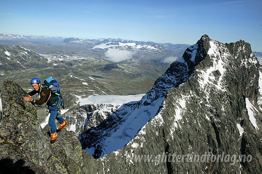 Klatring opp til Sentraltind (2348 moh) fra øst. I bakgrunnen den slanke Styggedalsryggen som fører opp til den todelte Styggedalstinden (2387 moh).