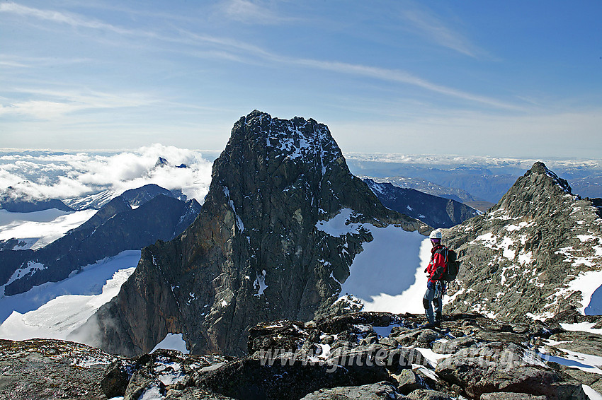 På Sentraltinden med Store (2405 moh) og Vetle (2340 moh) Skagastølstinden i bakgrunnen. Mellom disse to toppene ligger Mohns ikke ukjente skar.