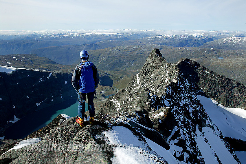 På Vetle Skagastølstinden (2340 moh) med utsikt utover Skagastølsryggen mot Midtre (2284 moh) og Nørdre (2167 moh).