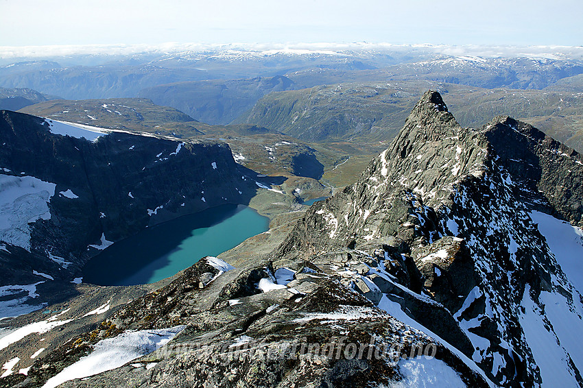 Skagastølsryggen mot Midtre Skagastølstinden sett fra Vetle Skagastølstinden. Nede til venstre ses Skardstølsvatna og nordre del av Dyrhaugsryggen. I det fjerne kvitner Jostedalsbreen mot horisonten.