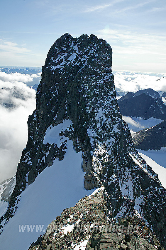 Storen (2405 moh) sett fra Vetle Skagastølstinden. Fra denne kanten har toppen en imponerende form. I forgrunnen ses Mohns skar.