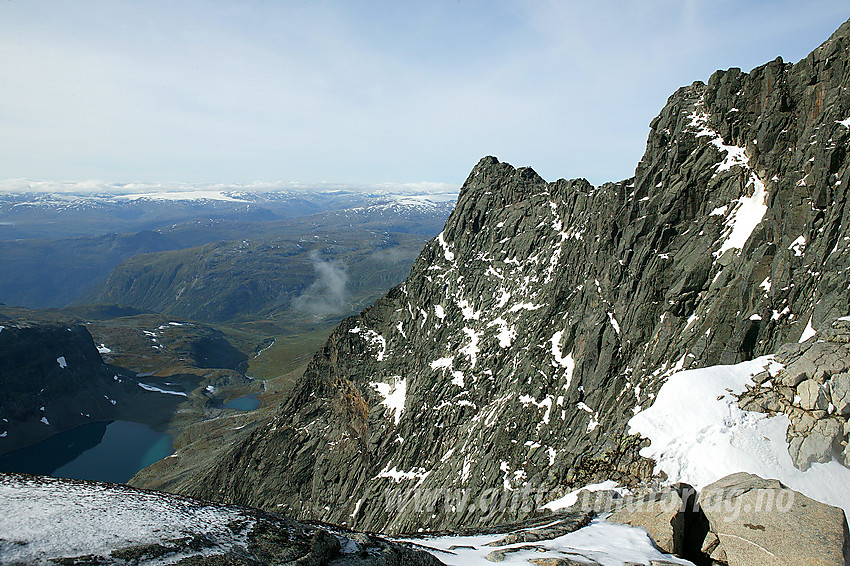 Fra Mohns skard mot Skagastølsryggen. Ytterst ses Midtre Skagastølstinden (2284 moh).