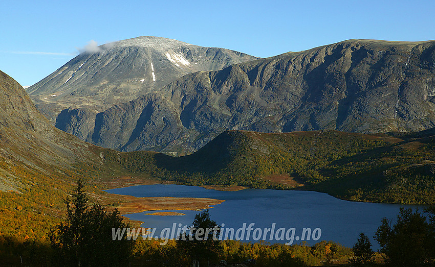 Fra riksvei 51 nedenfor Vargebakkan med utsikt over Nedre Leirungen mot Besseggen i profil og Besshøe (2258 moh.). Veslfjellet (1743 moh.) ses til høyre. Jo stigen, også kalt Besseggen på tvers, er den markerte lyse renna som fører påå til Besseggen litt til venstre for midten i bildet.