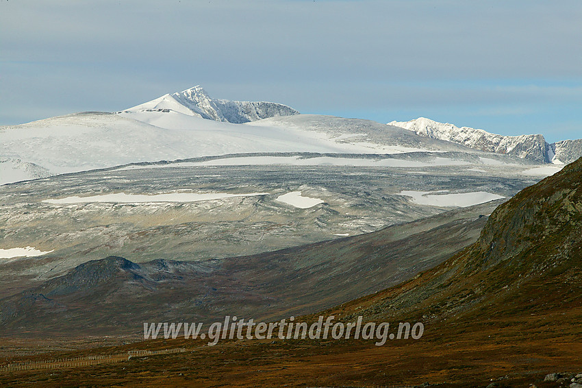 Fra Veodalen med telelinsa over Bukkeflye og Gråsubrean mot Glittertinden (2464 moh.). Austre Glittertindoksle (2260 moh.) ses til høyre, med Trollsteineggje (2300 moh.) bakenfor. 