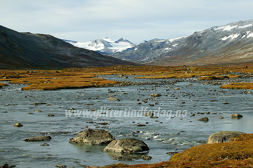 I Veodalen med det kjente panoramaet som Veotindane danner i bakgrunnen.