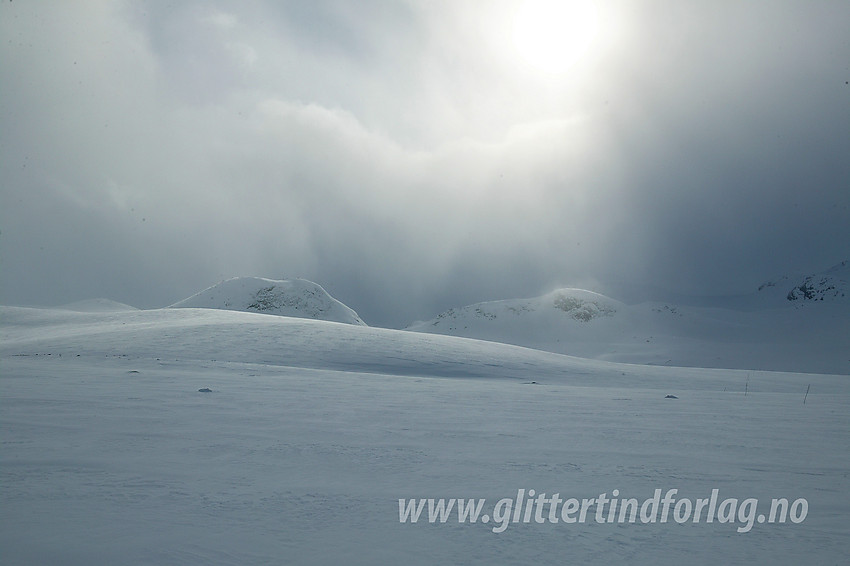 På vinterruta fra Torfinnsbu mot Gjendebu, like før nedkjøringen mot Veslådalen. I bakgrunnen ses Rundtom og Geithøe (1457 moh). 