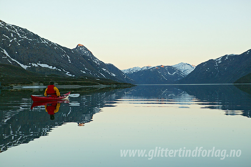 Padling en tidlig sommermorgen på Gjende. Vi har akkurat lagt ut fra Gjendeosen med kurs vestover.