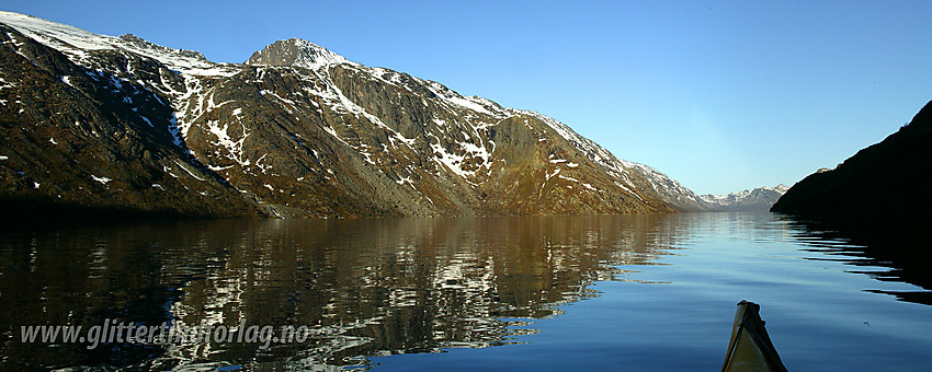 Idyllisk sommermorgen med kajakk på Gjende. Til venstre  Memuruhåmåren med Eggen (2041 moh) høyt der oppe.