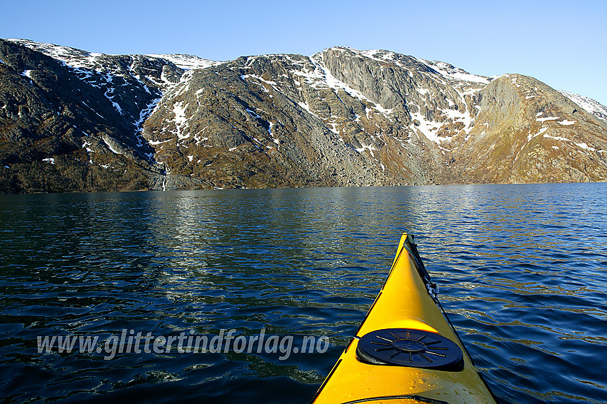 Med kajakk på Gjende. I bakgrunnen ses elva Svarva og til høyre Memuruhåmåren.