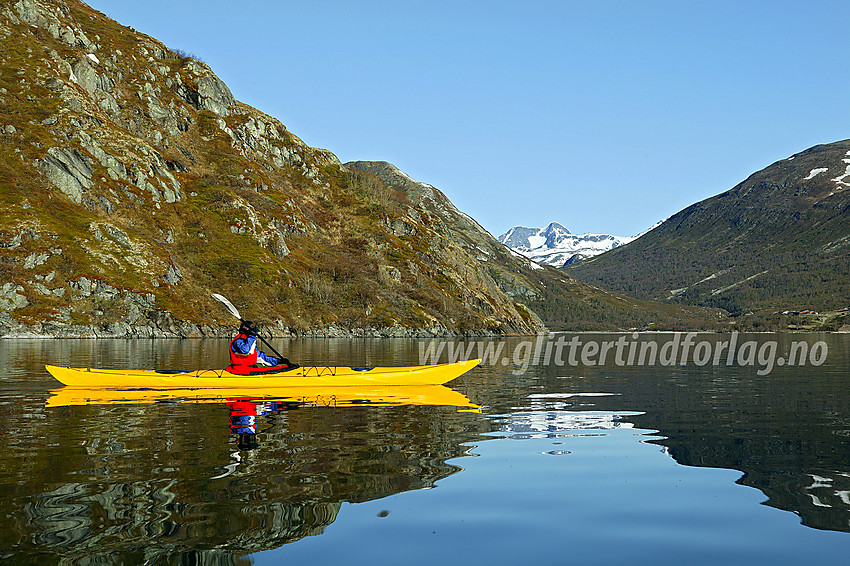 Padling på Gjende, like øst for Memuruhåmåren. I bakgrunnen bl.a. Memurubu og Semeltinden (2236 moh).