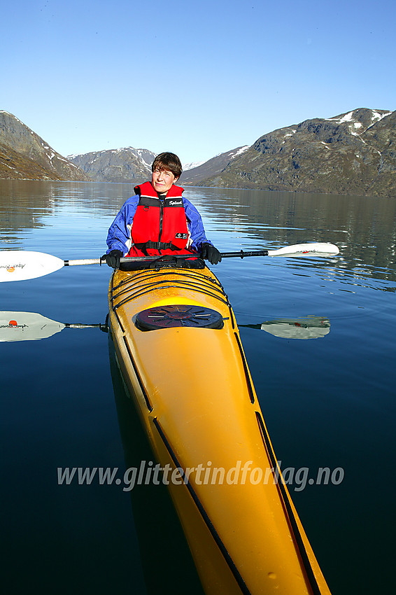 Padler på Gjende en flott sommerdag.