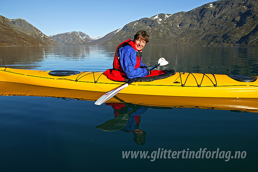 Padler på Gjende en flott sommerdag.