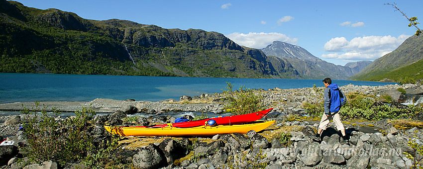 Flott sommerdag på Knutsholstangen (ikke offisielt navn), odden der Knutsholsåe flyter ut i Gjende. I bakgrunnen ruver Besshøe (2258 moh) lett gjenkjennelig.