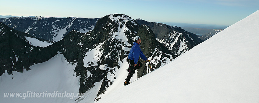 Fra østryggen oppunder Store Knutshosltinden mot bl.a. Vesle Knutsholstinden (2205 moh) og Vestre Leirungstinden (2250 moh). I bakgrunnen ses Kalvehøgde.