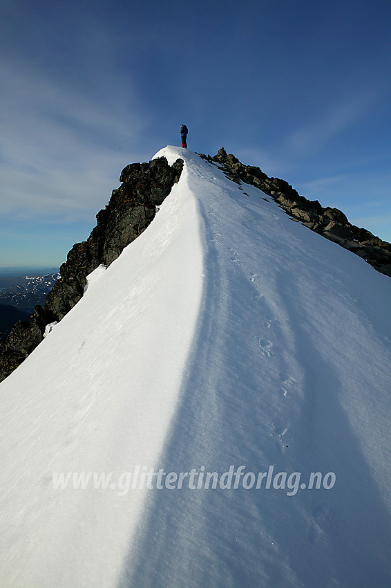 Toppen på Store Knutsholstinden (2341 moh) sett fra nord.