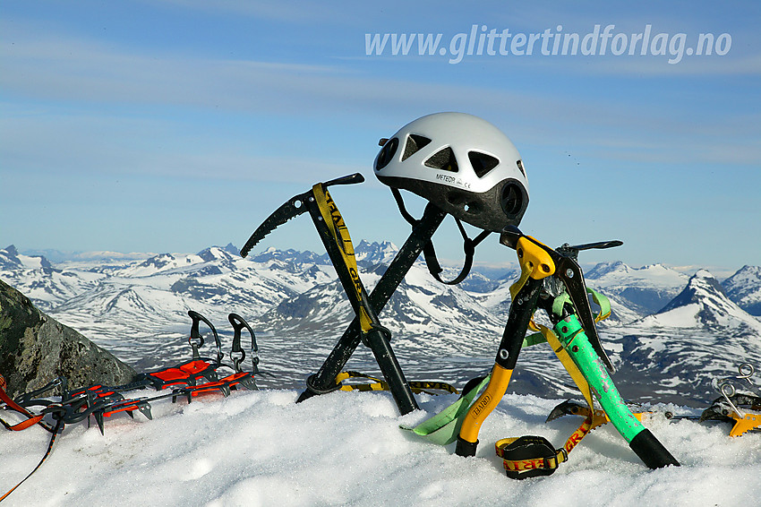 Utstyrsportrett på toppen av Store Knutsholstinden (2341 moh).