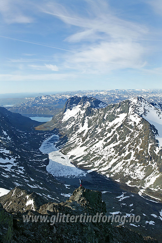 Utsikt fra Store Knutsholstinden (2341 moh) sørover Svartdalen til Bygdin. På høyre side av dalen ses bl.a. Kvitskardtinden (2193 moh) og Torfinnstindane (2120 moh).