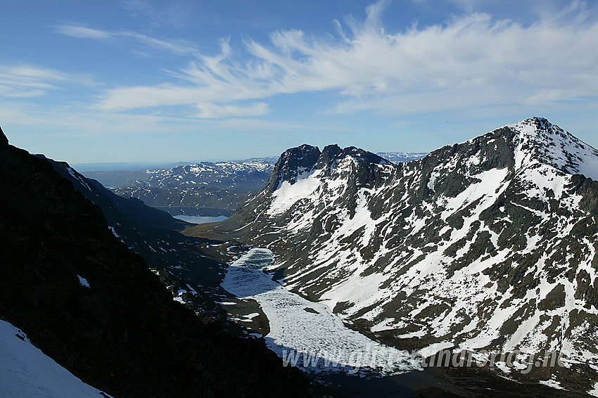 Fra sadelen mellom Vesle og Store Knutsholstinden mot bl.a. Svartdalen, Torfinnstindane (2120 moh) og Kvitskardtinden (2193 moh).