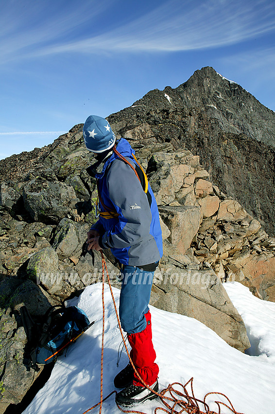 På bandet sørøst for Store Knutsholstinden med toppen (2341 moh) i bakgrunnen.