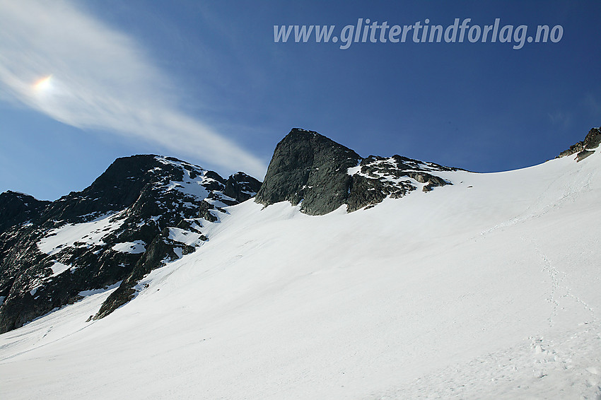 I Knutsholet med den bratte snøbakken som fører opp på ryggen mellom Vesle og Store Knutsholstinden. På bildet ses Vesle Knutsholstinden (2205 moh) og Vestre Leirungstinden (2250 moh).