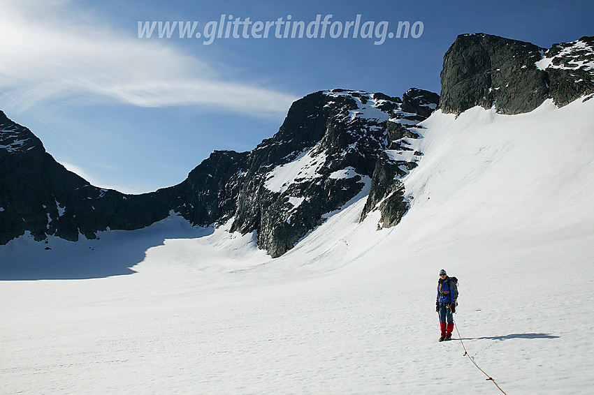 I Knutsholet med Vestre Leirungstinden (2250 moh) og Vesle Knutsholstinden (2205 moh til høyre) i bakgrunnen.