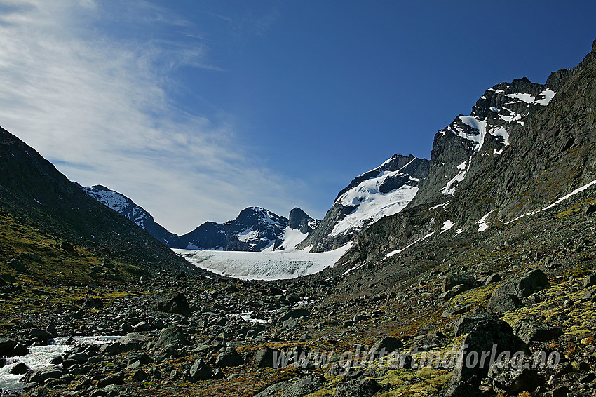 Knutsholet. Litt til venstre selve kjempen: Store Knutsholstinden (2341 moh).