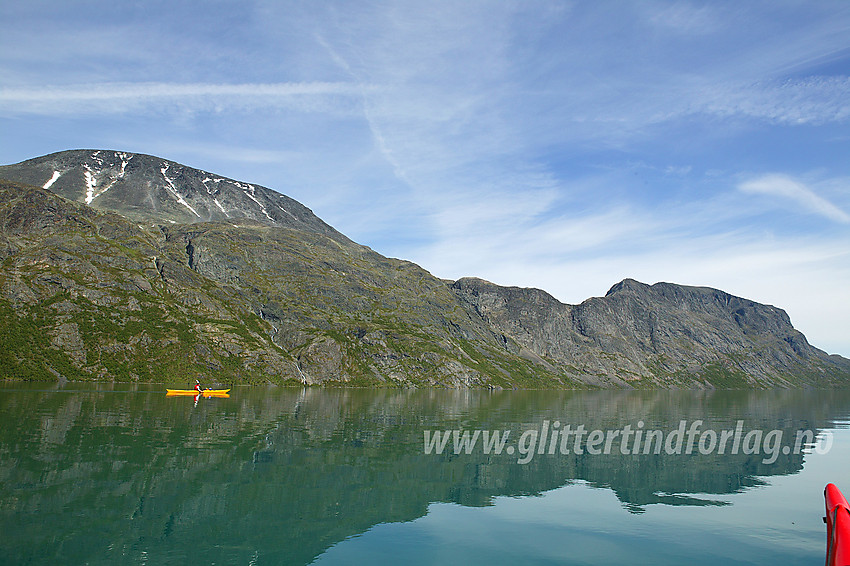 Padling under optimale forhold på Gjende. I bakgrunnen Besshøe (2258 moh) og Veslfjellet (1743 moh).