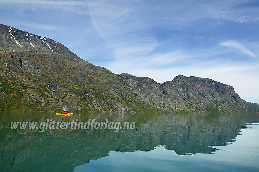 Padling under optimale forhold på Gjende. I bakgrunnen Besshøe (2258 moh) og Veslfjellet (1743 moh).