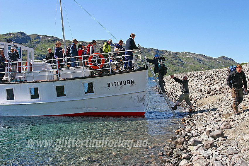 I sommersesongen 2006 var vannstanden på Bygdin til tider så lavt at m/b Bitihorn ikke kunne legge til brygga ved Torfinnsbu, men måtte kjøre rett på stranden litt lenger vest for å kunne sette av fjellvandrerne.