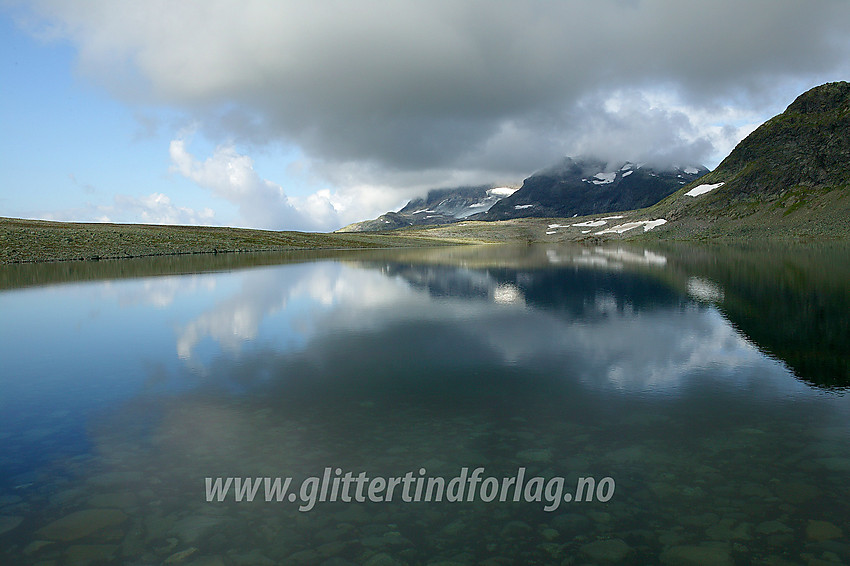 Ved Nedre Langedalstjednet med utsikt vestover mot Galdebergtinden, som skjuler seg i skyene.