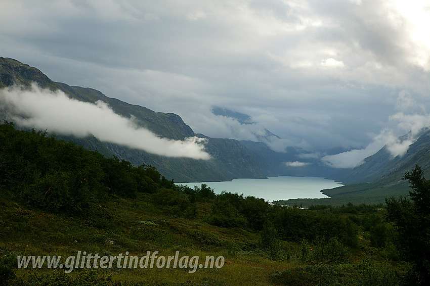 Litt smådyster sommerdag i Veslådalen. Gjende i bakgrunnen.