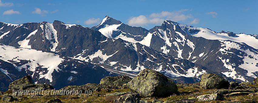 Fra fjellet like nord for Memurubu med utsikt i retning Gjendealpene med Store Knutsholstinden (2341 moh) som den dominerende toppen.