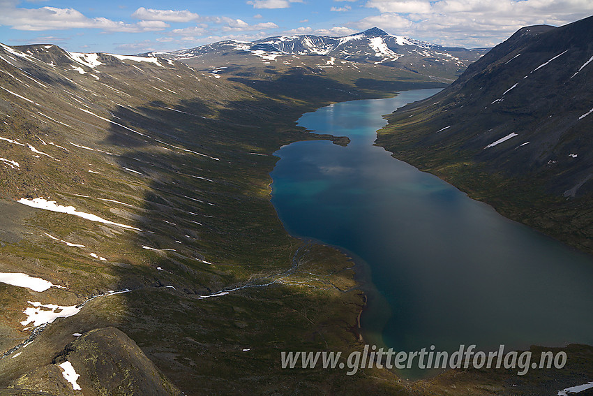 Utsikt fra Gloptinden mot Russvatnet og Nautgardstinden.