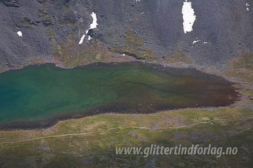 Fra østryggen på Gloptinden mot sørenden av Russvatnet. Langs vannet ses stien fra Memurubu mot Glitterheim meget tydelig.