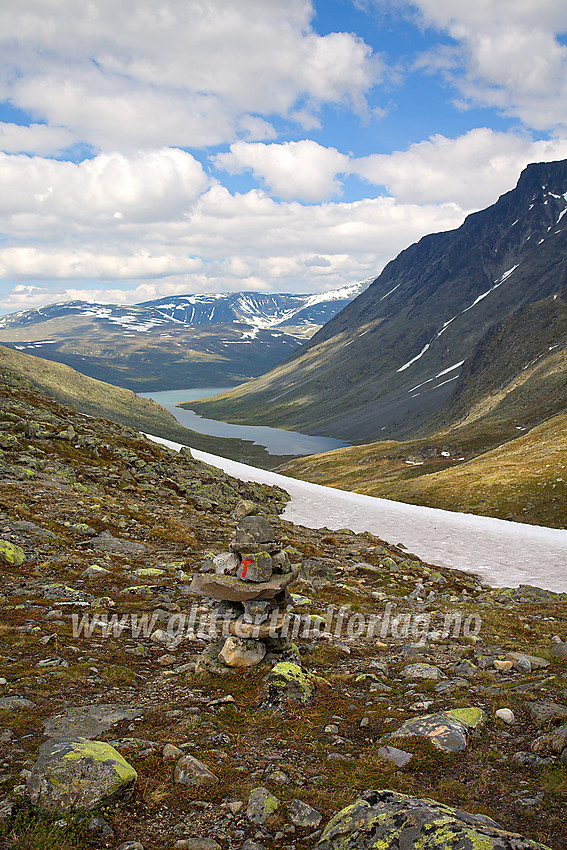 På ruta fra Memurubu mot Glitterheim, før man går ned i Nedre Russglopet. I bakgrunnen bl.a. Russvatnet og Nautgardsoksle.