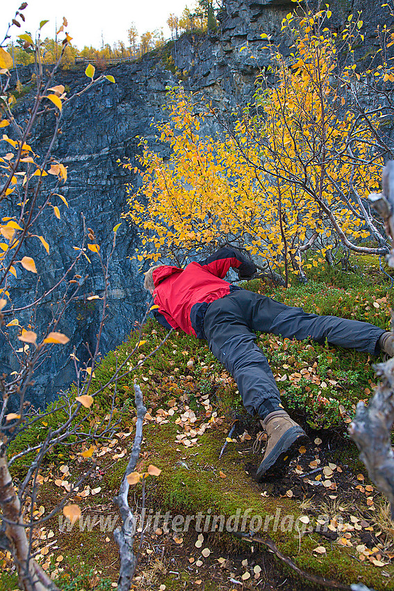 Ved kanten av stupet ned mot Utladalen ved siden av toppen av Vettisfossen. Suget kjennes rett i magen. 