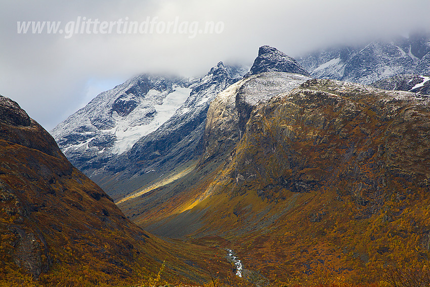 Storslått utsikt fra Fleskenoshaugane innover Midtmaradalen med Maradalsryggen til høyre. Mannen (1950 moh) og Nørdre Maradalstinden er synlige under skyene, mens Storen (til venstre, med Slingsbybreen i flanken) og Styggedalsryggen gjemmer seg i tåka.