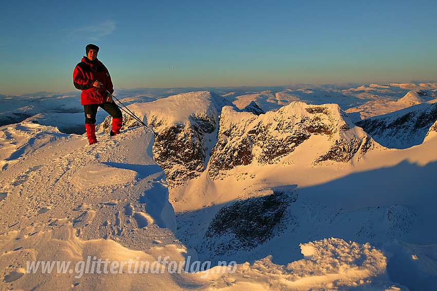 Snøskavl på toppen av Vestre Austanbotntinden (2100 moh) med Soleibotntindane (2083 moh) i bakgrunnen. Skavlen ble grundig sjekket for overheng på forhånd, men det så litt kult ut likevel.