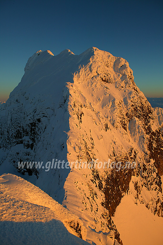 Fra Vestre mot Store Austanbotntinden (2204 moh) mot solnedgang. På bildet ser man godt at toppryggen på Store består av tre pukler. Den lengst til høyre regnes også av mange som en sekundærtopp og har fått betegnelsen V0.