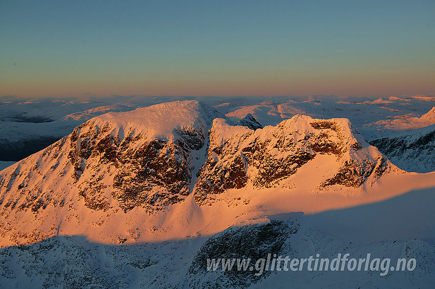 Fra Vestre Austanbotntinden i retning Soleibotntindane (2083 moh) ved solnedgang.