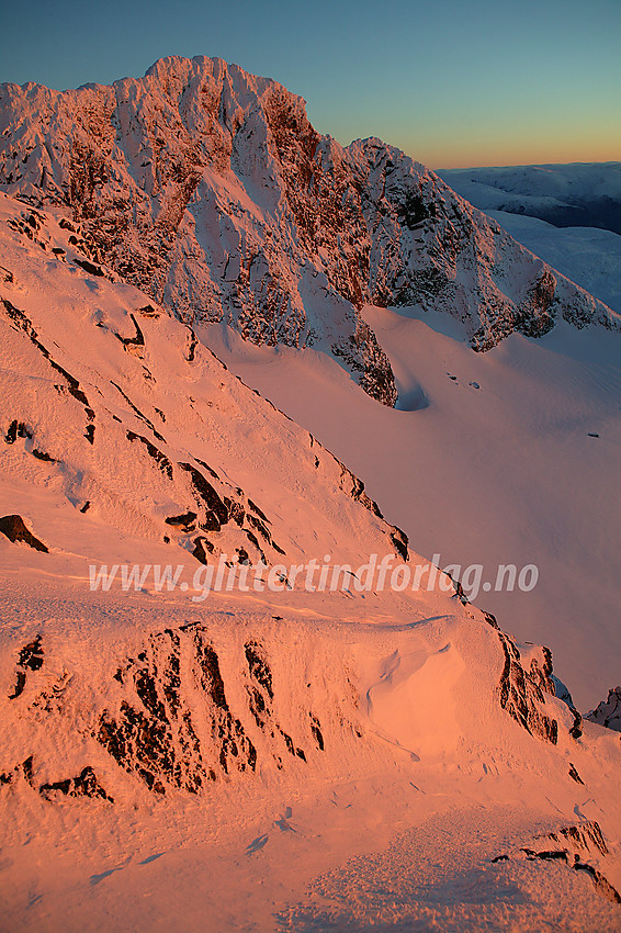 Glødende fjellside med Søre Austanbotntinden (2103 moh) i bakgrunnen.