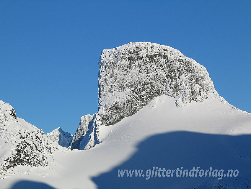 På ryggen vest for Austanbotntindane med utsikt bort til Store Ringstinden (2124 moh).