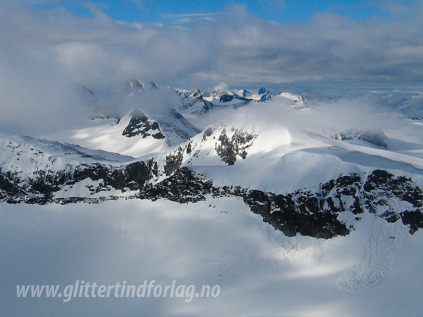 Utsikt fra Veslfjelltinden mot Hurrbrean, Hurrbreatinden 2060 moh) og Veslbreatinden (2092 moh)