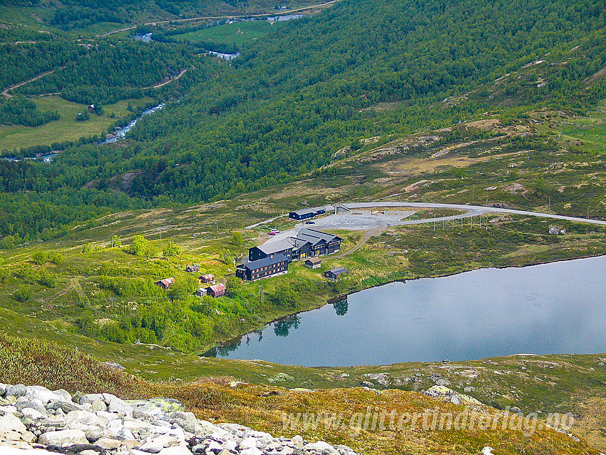 Jotunheimen Fjellstue i fugleperspektiv. Nedre Halsatjønne til høyre og Bøverdalen i bakgrunnen.