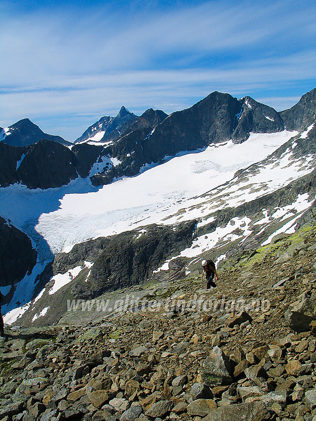 På vei opp mot Jernskardtinden fra Slingsbybreen. Nørdre Maradalstinden er målet for turen. I bakgrunnen ses bl.a. Midtmaradalsbreen og Nestnørdre Midtmaradalstinden (2062 moh).